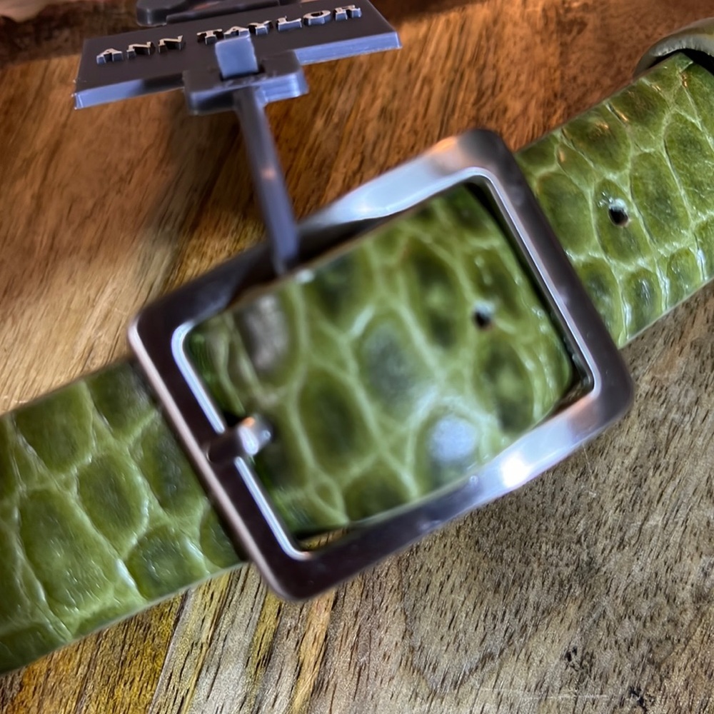 Vtg ANN TAYLOR Size Medium Green Leather Croc Embossed Belt Silver Closure NEW